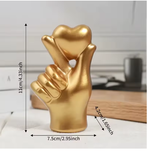Figurine de doigt doré en forme de cœur d'amour, Sculpture nordique en résine, décoration de luxe pour salon, ornement de maison