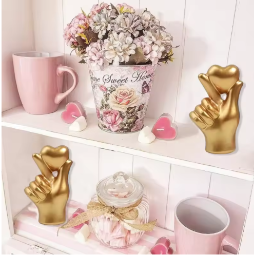 Figurine de doigt doré en forme de cœur d'amour, Sculpture nordique en résine, décoration de luxe pour salon, ornement de maison