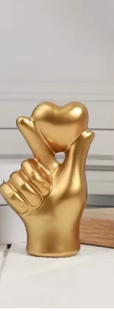 Figurine de doigt doré en forme de cœur d'amour, Sculpture nordique en résine, décoration de luxe pour salon, ornement de maison